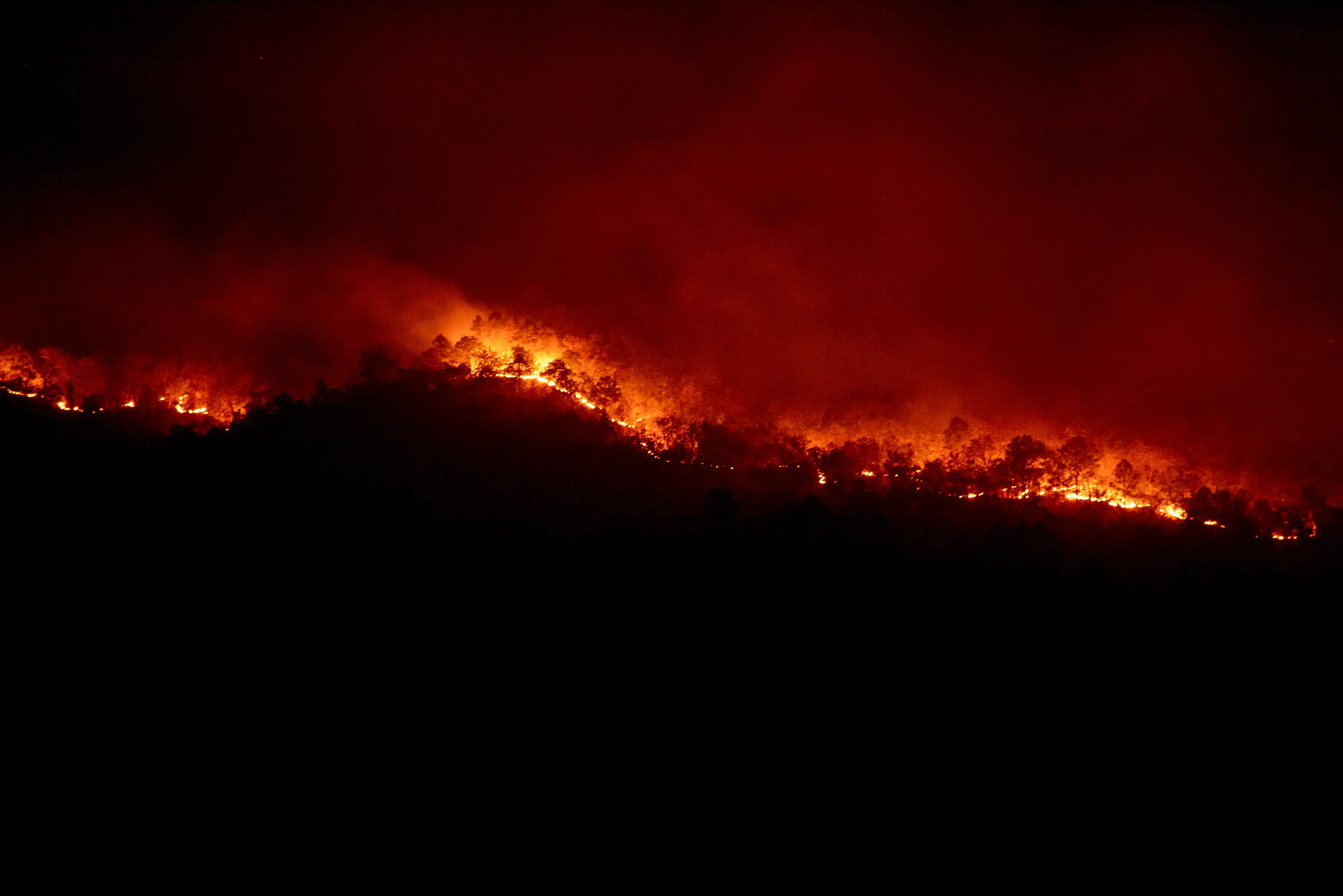 Горло горит огнем. Пожар в горах. Ночной пожар в горах. Пожар в лесу ночью. Горящая гора в Баку.